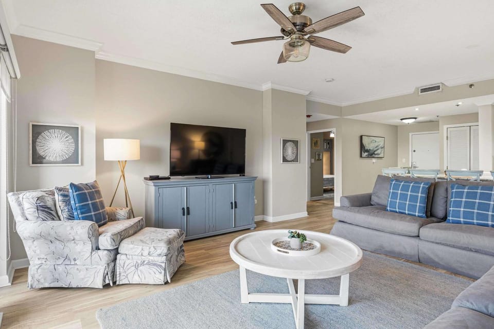 2BR Gulf View Condo with Balcony and Pools Apartment in Miramar Beach