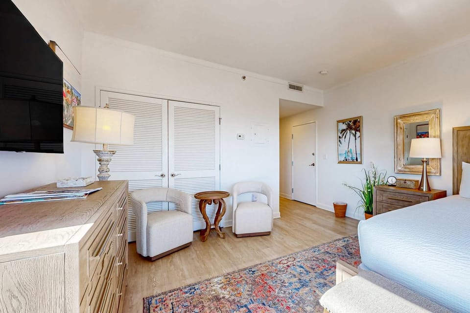 Beachside Studio with Pool and Ocean Views Apartment in Miramar Beach
