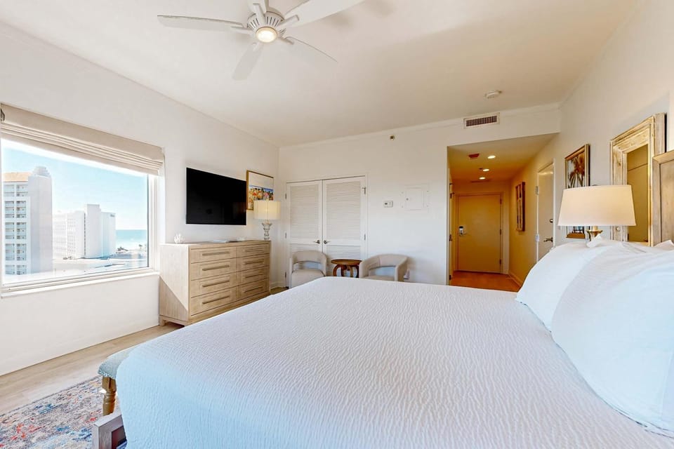 Beachside Studio with Pool and Ocean Views Apartment in Miramar Beach