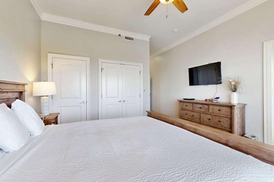 Gulf View Penthouse with Pools and Gym Apartment in Miramar Beach