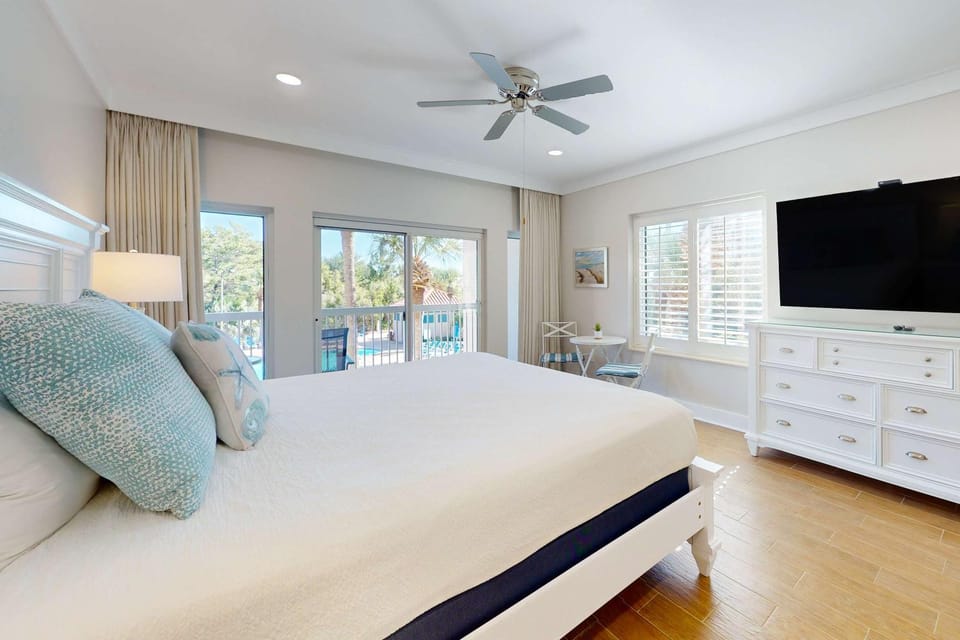 Resort Studio with Balcony Pools and Beach Access Apartment in Miramar Beach