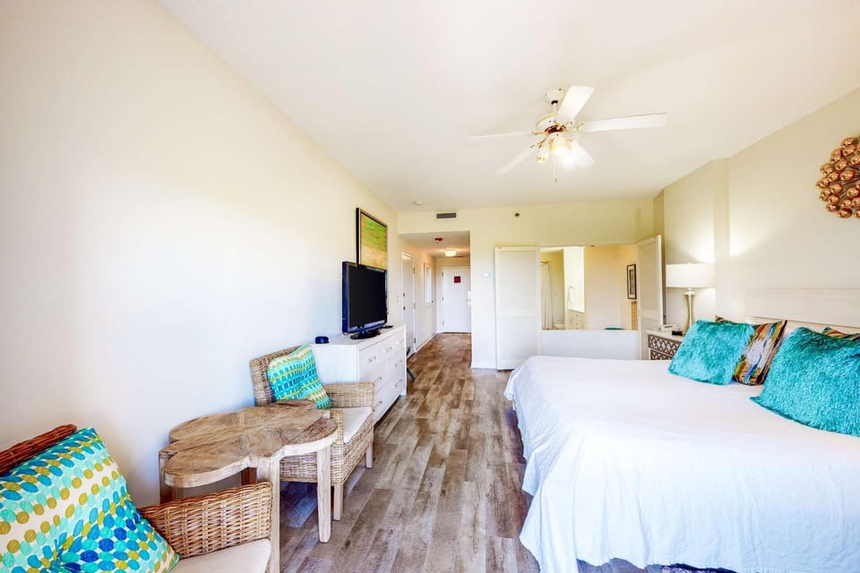 Romantic Studio with Balcony Pool and Hot Tub Apartment in Miramar Beach