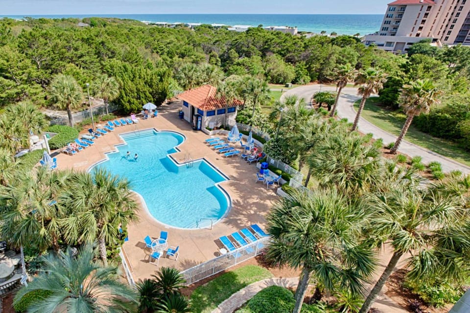 Spacious Resort Condo Near Beach and Pools Apartment in Miramar Beach