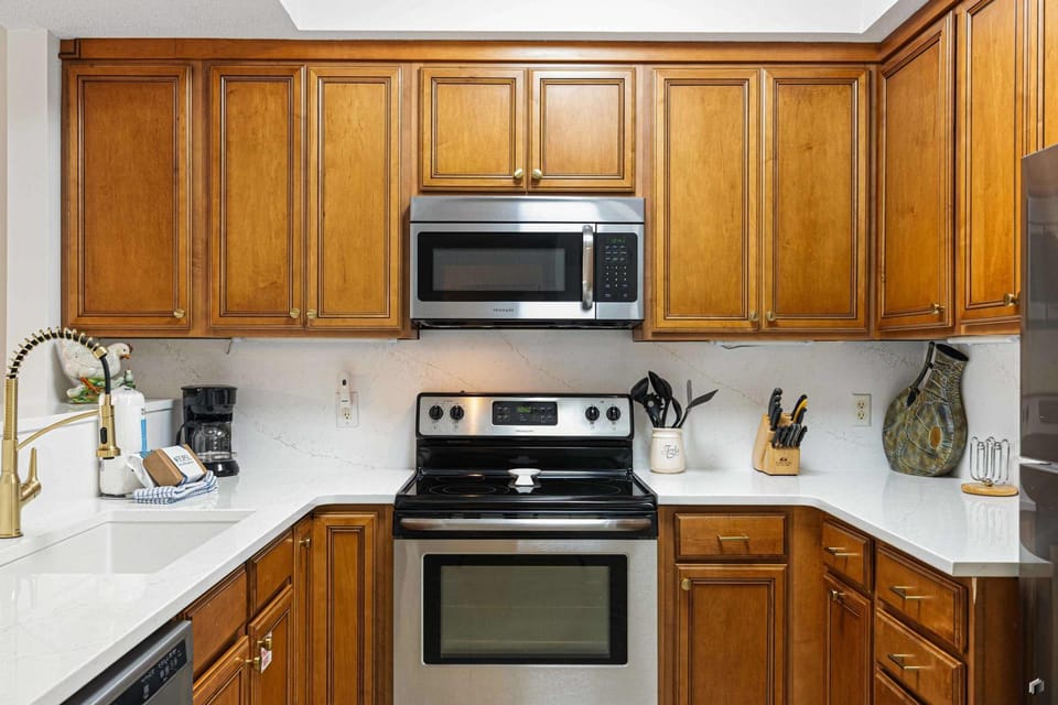 Waterfront Condo with Balcony Pool and Gym Apartment in Miramar Beach