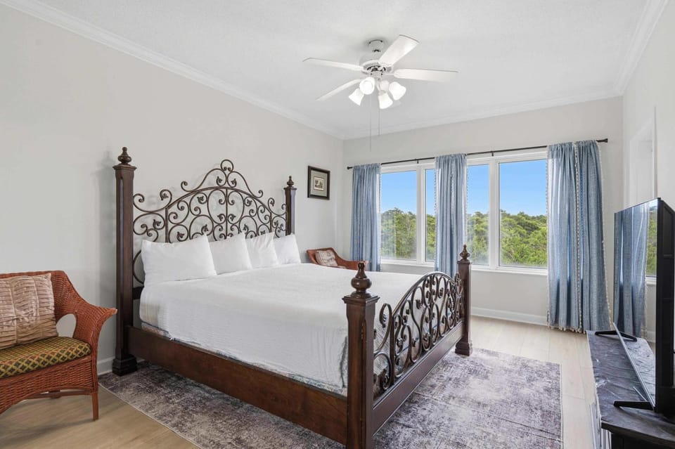 Waterfront Condo with Balcony Pool and Gym Apartment in Miramar Beach