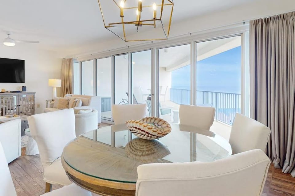 Elegant 9th-Floor Condo with Pools and Gym House in Miramar Beach