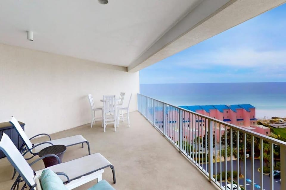 Elegant 9th-Floor Condo with Pools and Gym House in Miramar Beach