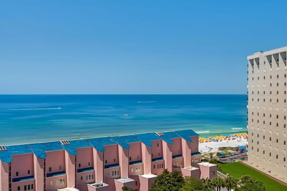 Elegant 9th-Floor Condo with Pools and Gym House in Miramar Beach