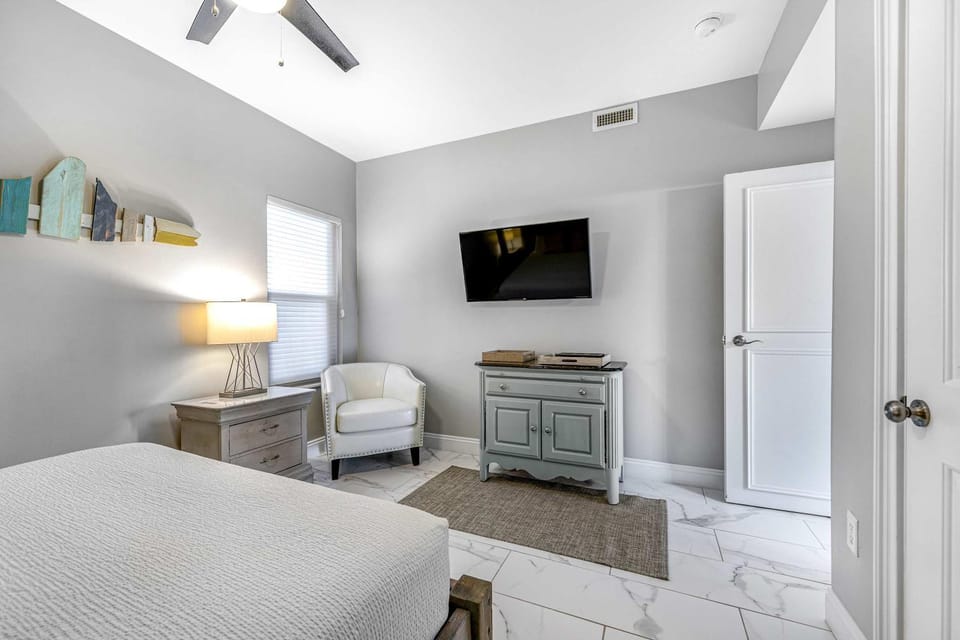 Condo with Shoreline Views and Resort Pools Apartment in Miramar Beach