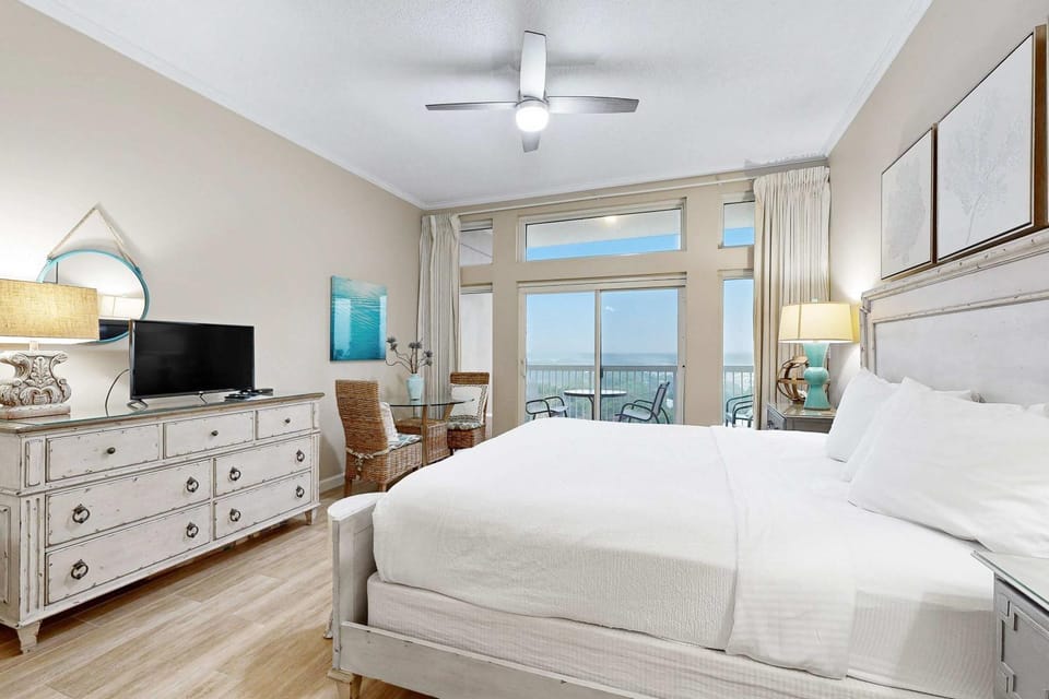Top-Floor Studio with Ocean Views and Pool Inn in Miramar Beach