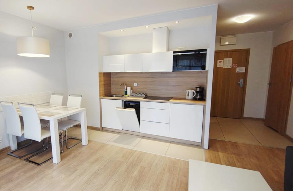 Kitchen or kitchenette, Dining area, dishwasher, stove