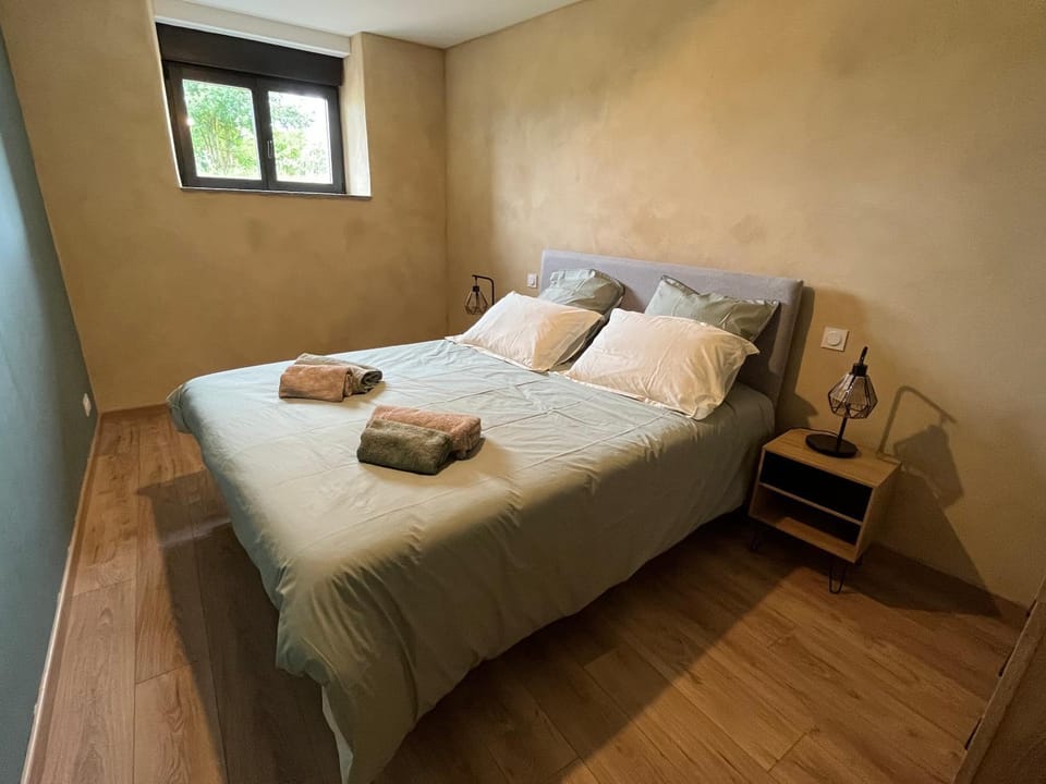 Photo of the whole room, Bedroom