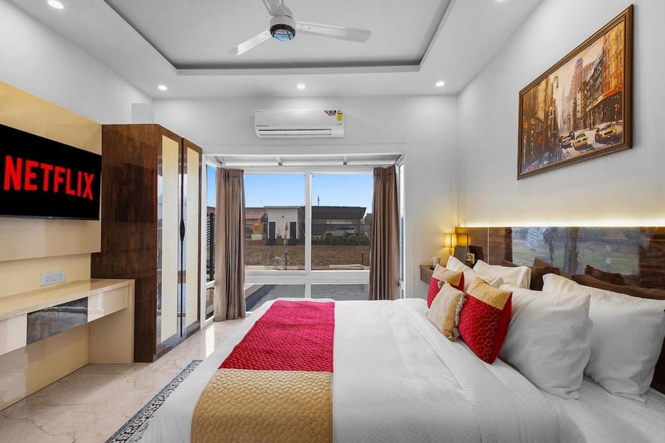 Unique Farm House - Luxury Poolside Farmhouse Villa in Noida