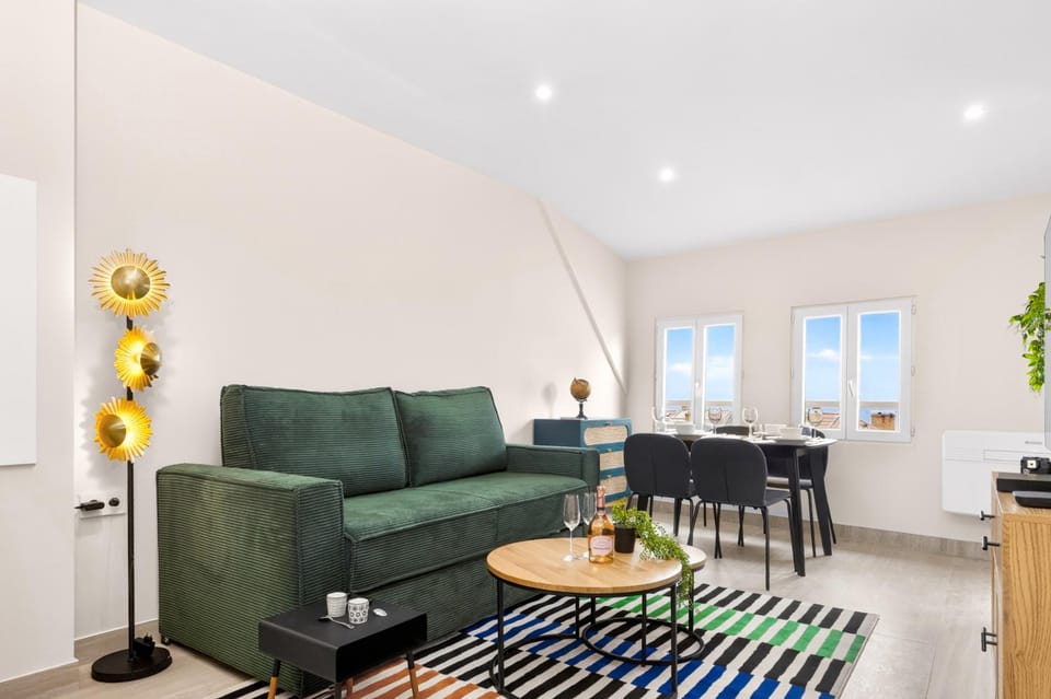 TV and multimedia, Living room, Seating area, Dining area, Sea view