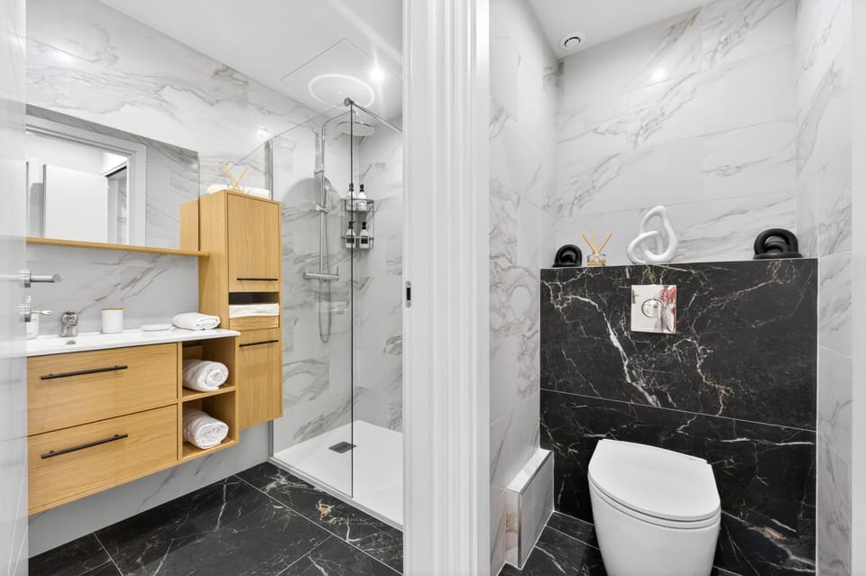Shower, Toilet, Bathroom, towels