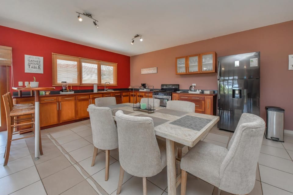 Coffee/tea facilities, Kitchen or kitchenette, Dining area