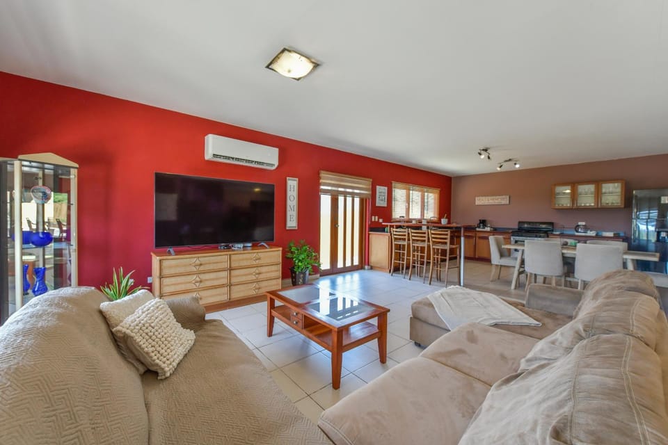 Communal lounge/ TV room, Seating area, Evening entertainment, air conditioner
