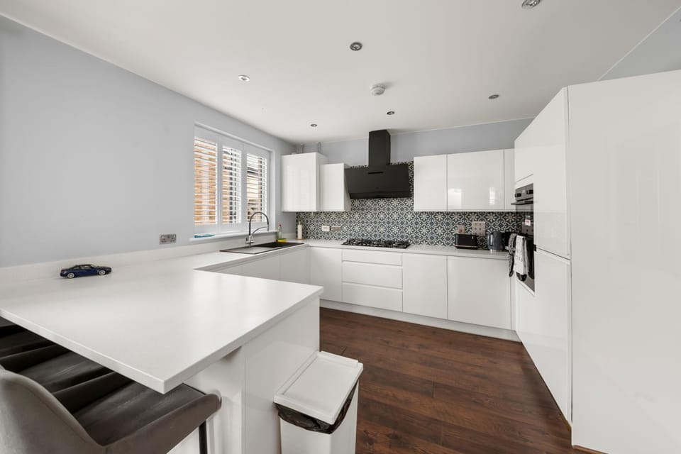 Kitchen or kitchenette, dishwasher, stove