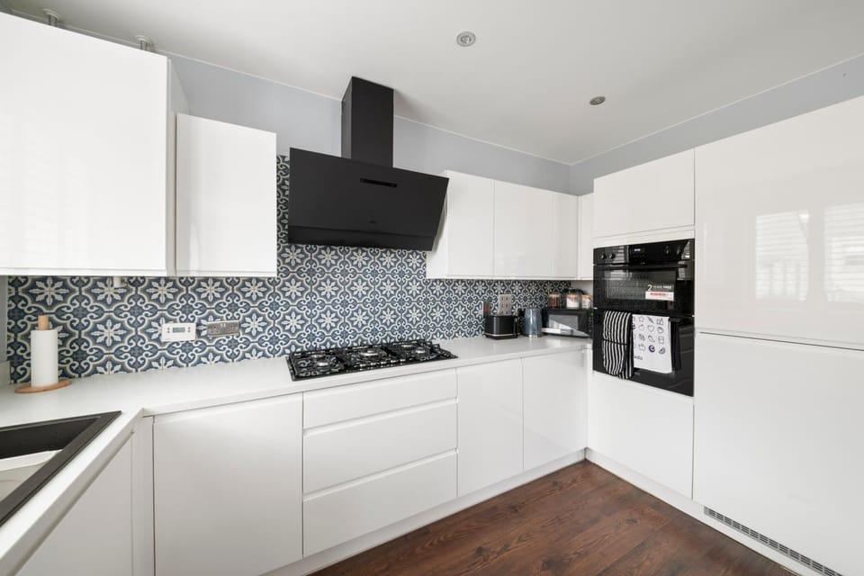 Coffee/tea facilities, Kitchen or kitchenette, dishwasher, oven, stove, toaster