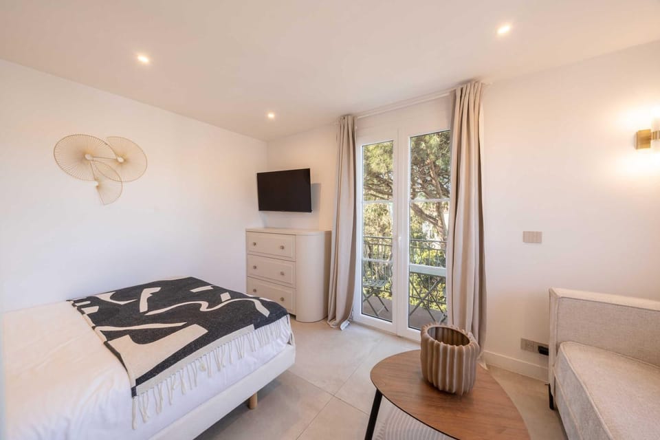 Photo of the whole room, Bedroom