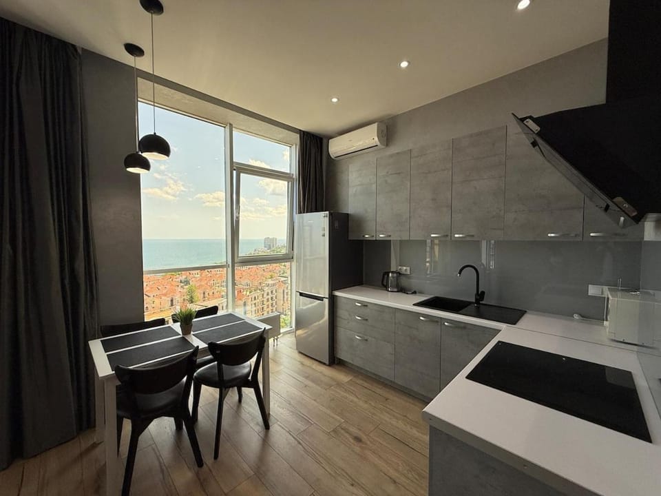 Морской вид в наших апартаментах с каждого окна! Apartment in Odessa