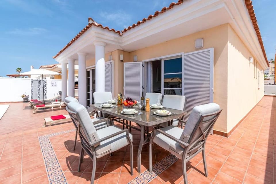 Villa Azure Wonderful 3 Bedroom Villa Private Heated Pool Villa in Avenida de la Galga