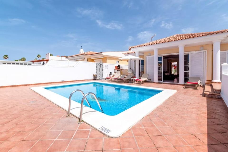 Villa Azure Wonderful 3 Bedroom Villa Private Heated Pool Villa in Avenida de la Galga