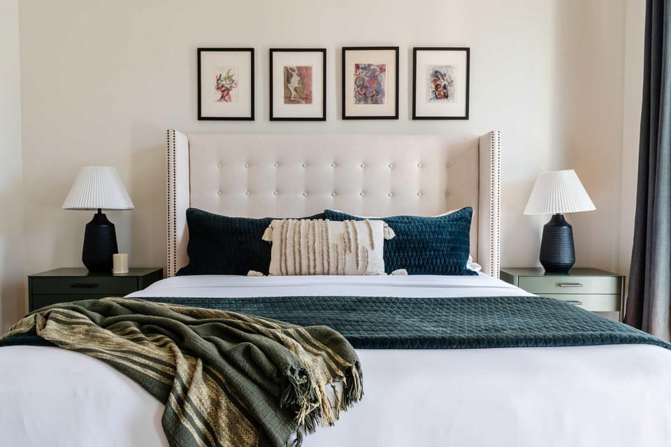 Designer 7 bedroom Heated Pool Stay Heirloom House in Warehouse District