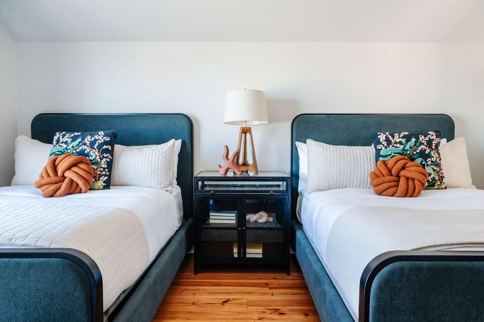 Designer 7 bedroom Heated Pool Stay Heirloom House in Warehouse District