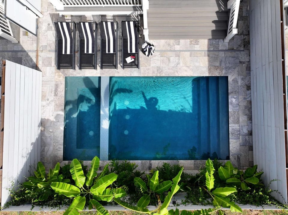 Luxe 7 bedroom Heated Pool and Spa Stay Heirloom House in Warehouse District