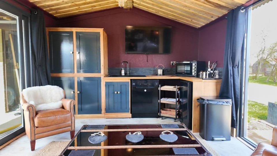 Kitchen or kitchenette, Seating area