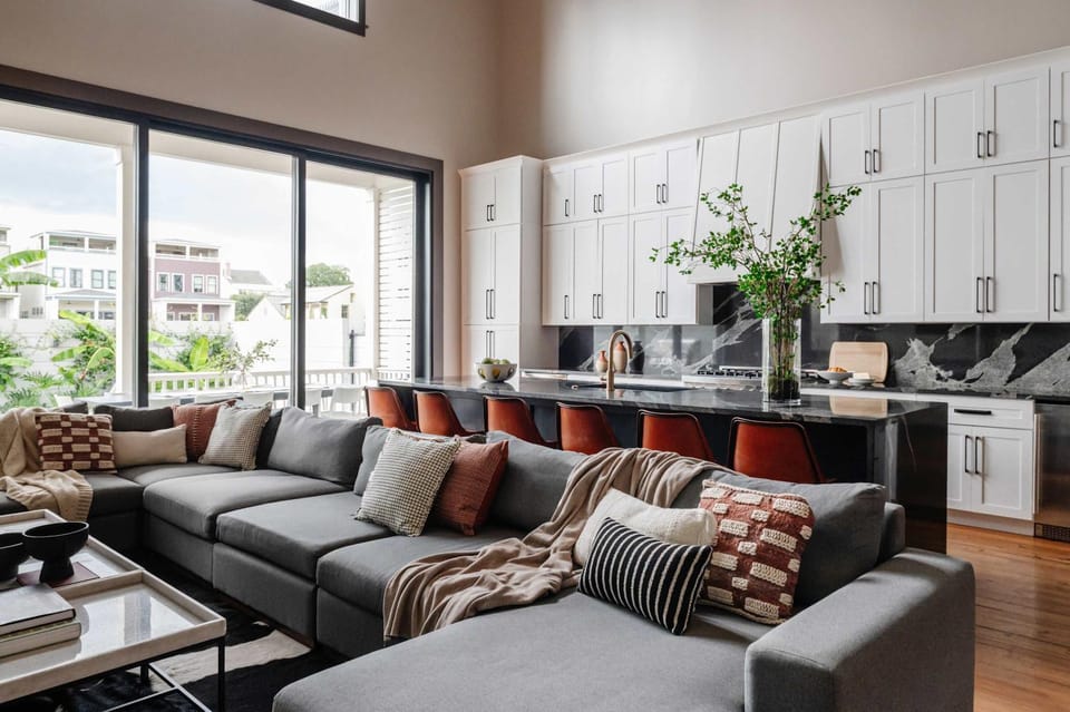 Stylish 7 Bedroom Luxe Home Heated Pool & Spa House in Warehouse District