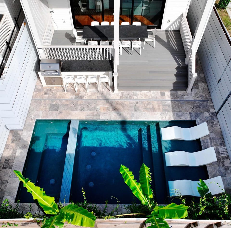 Designer 6-bedroom pool 1 block to parade route House in Warehouse District