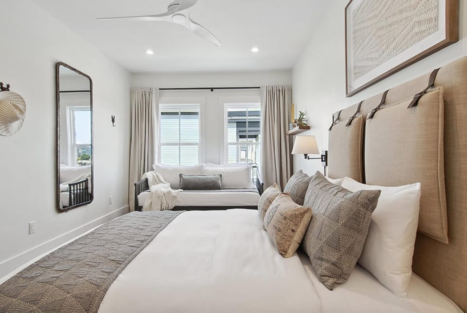 Designer 6-bedroom pool 1 block to parade route House in Warehouse District