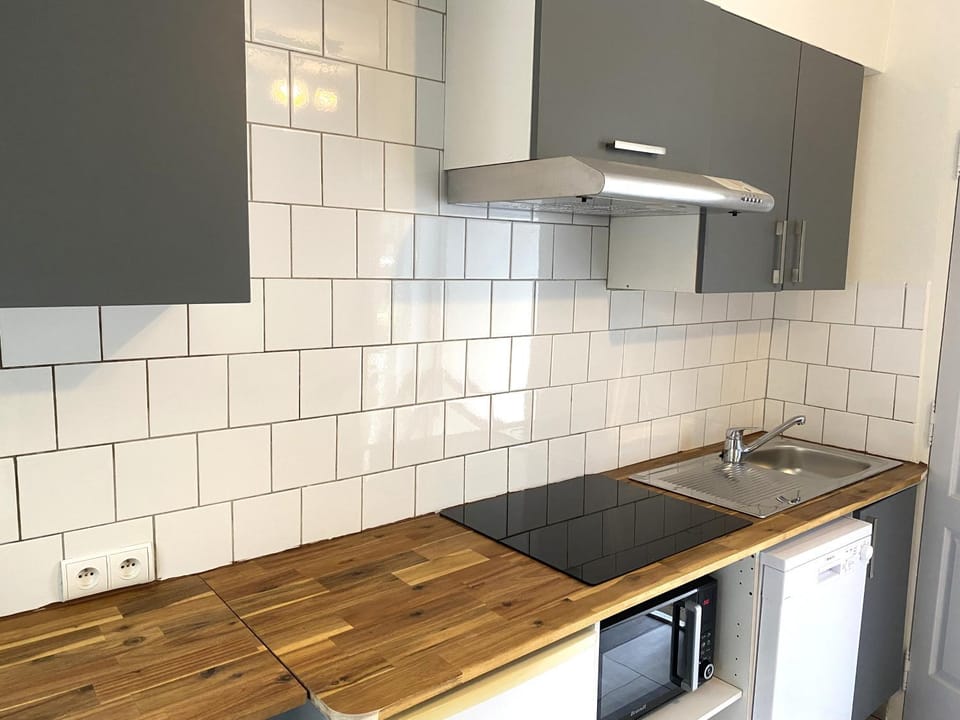 Coffee/tea facilities, dishwasher, stove, kitchen