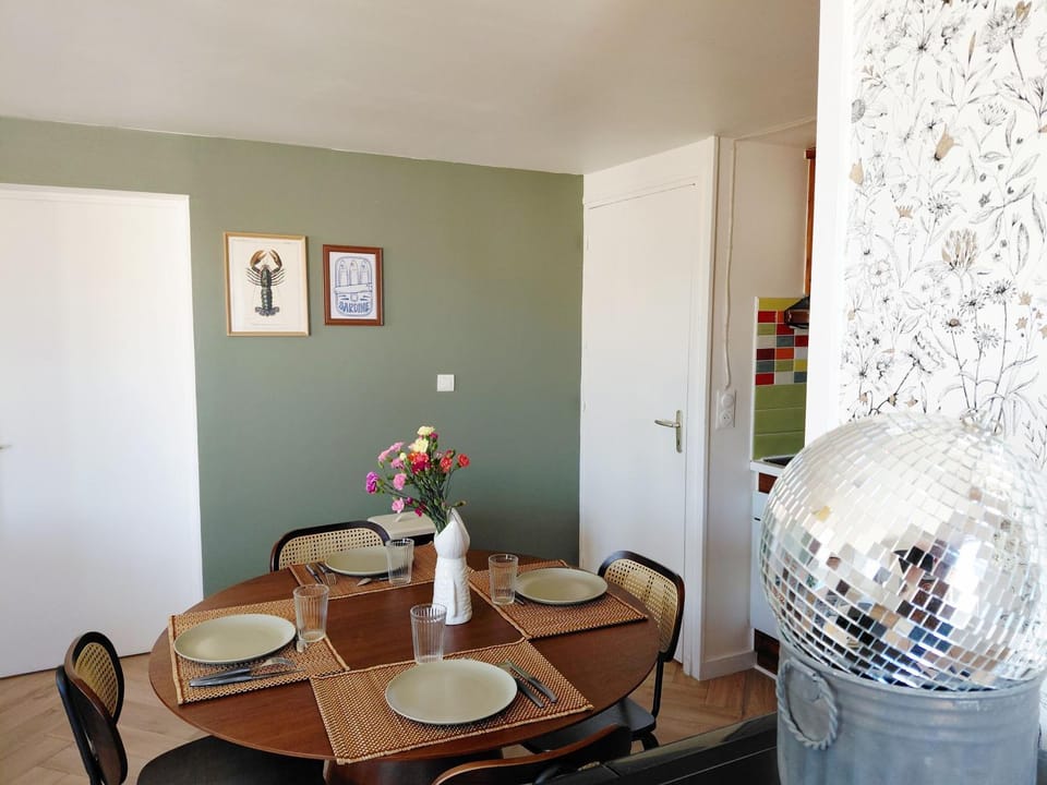 Dining area, Meals