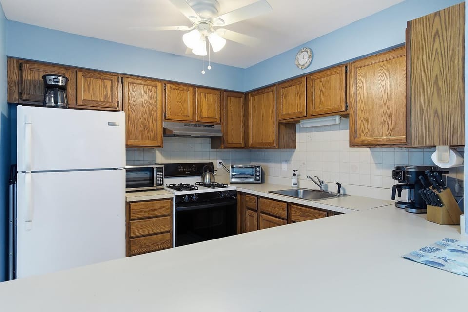Coffee/tea facilities, microwave, toaster, kitchen, air conditioner