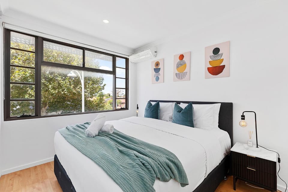 Bed, Decorative detail, Bedroom, towels