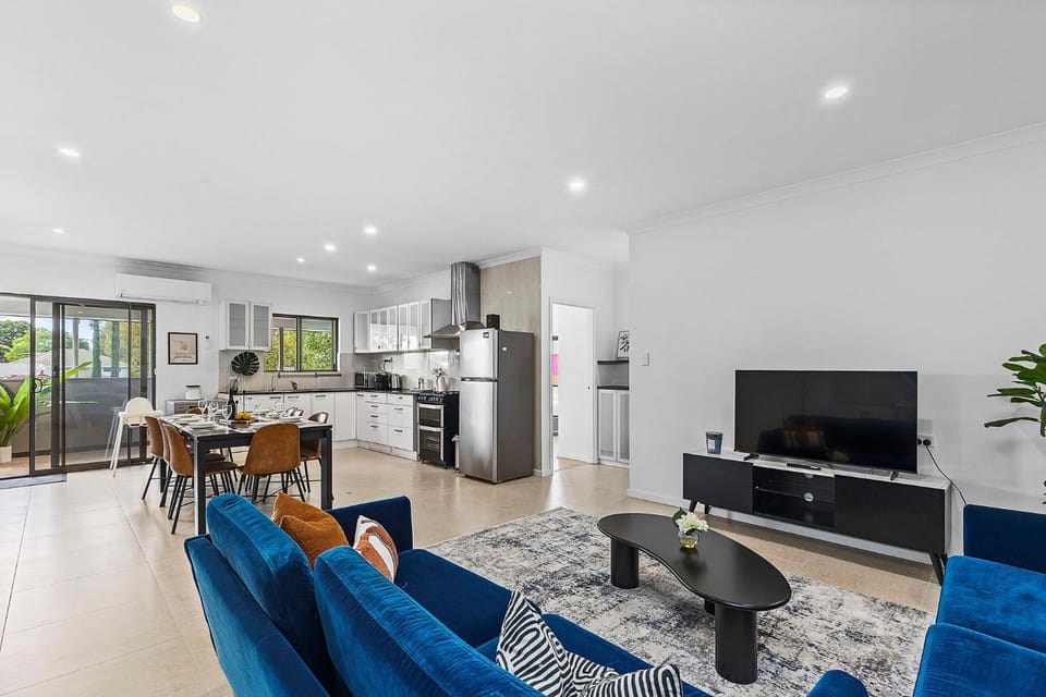 TV and multimedia, Living room, Photo of the whole room, Dining area