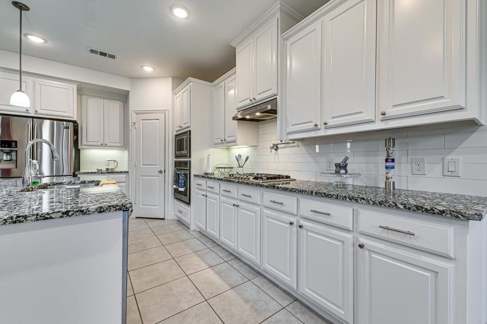 Near Lake and Family Fun! Spacious Oak Point Home House in Little Elm