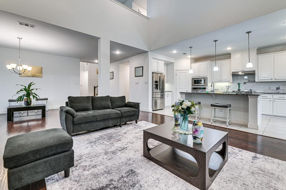 Near Lake and Family Fun! Spacious Oak Point Home House in Little Elm