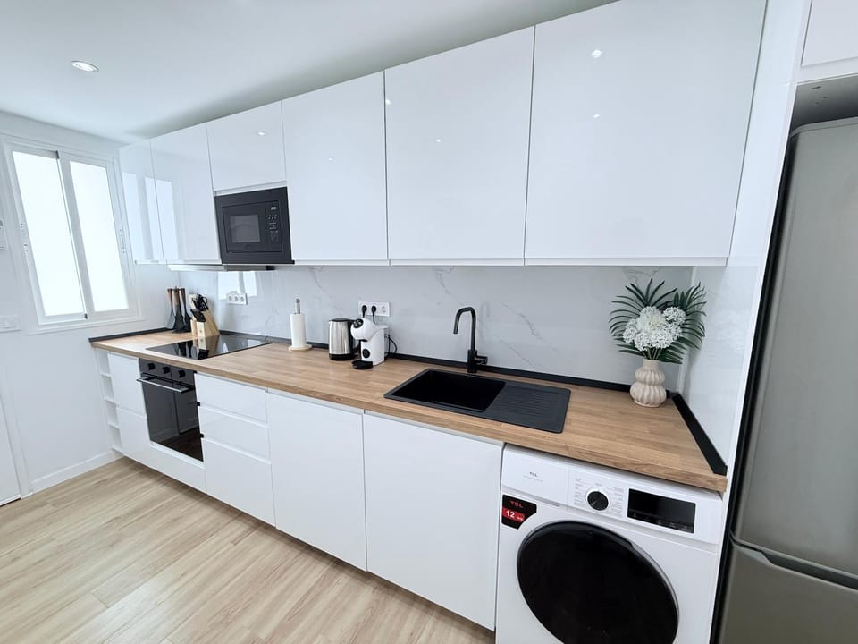 Kitchen or kitchenette, dishwasher, oven