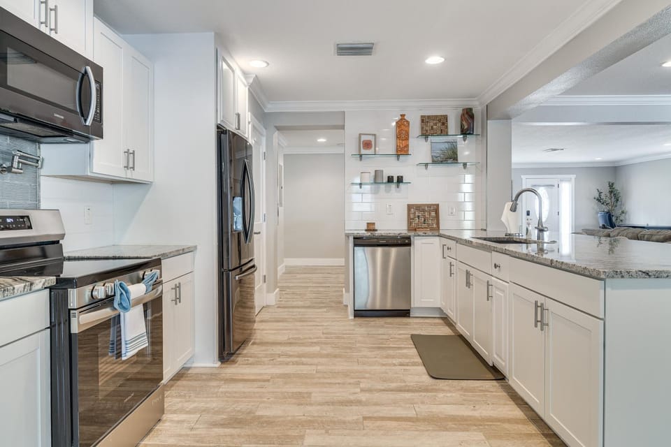 Steps to Bayshore Blvd! snowbird retreat w/ Pool House in Tampa