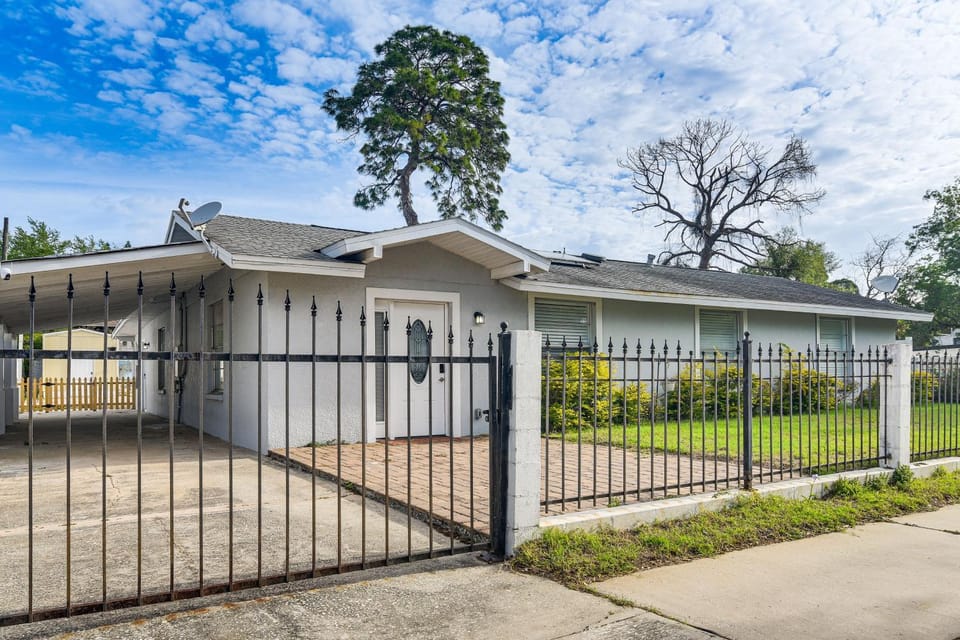 Steps to Bayshore Blvd! snowbird retreat w/ Pool House in Tampa