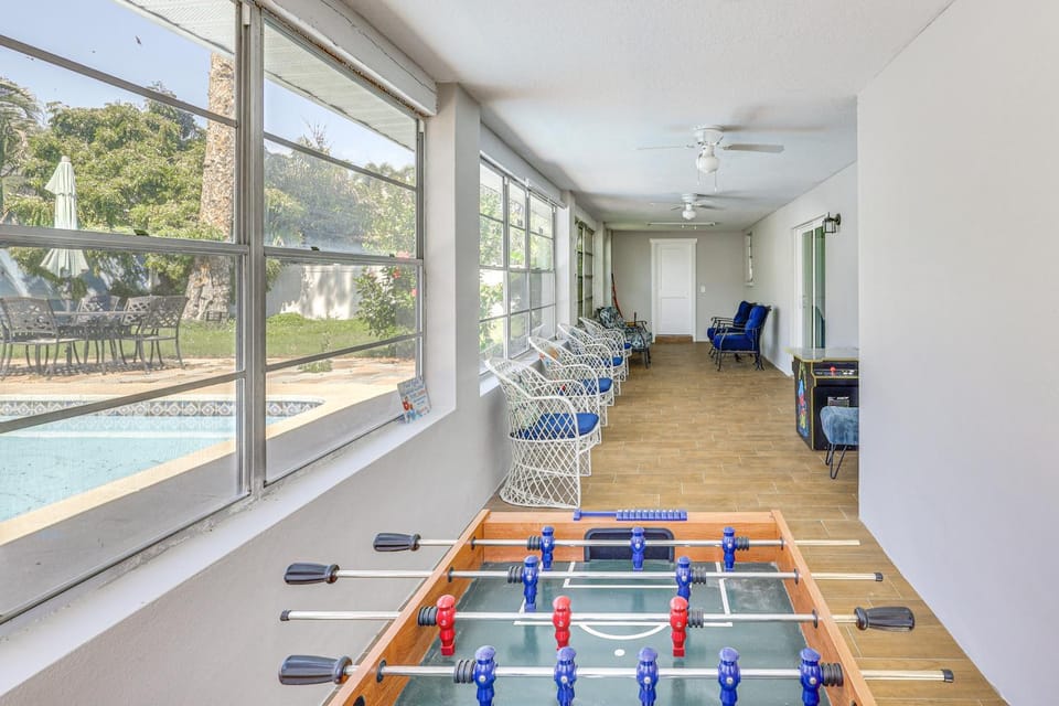 Steps to Bayshore Blvd! snowbird retreat w/ Pool House in Tampa