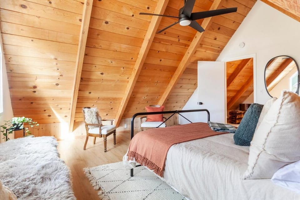 Cozy Renovated Cabin with Hot tub and EV & Amenities Cabin in Arrowbear Lake