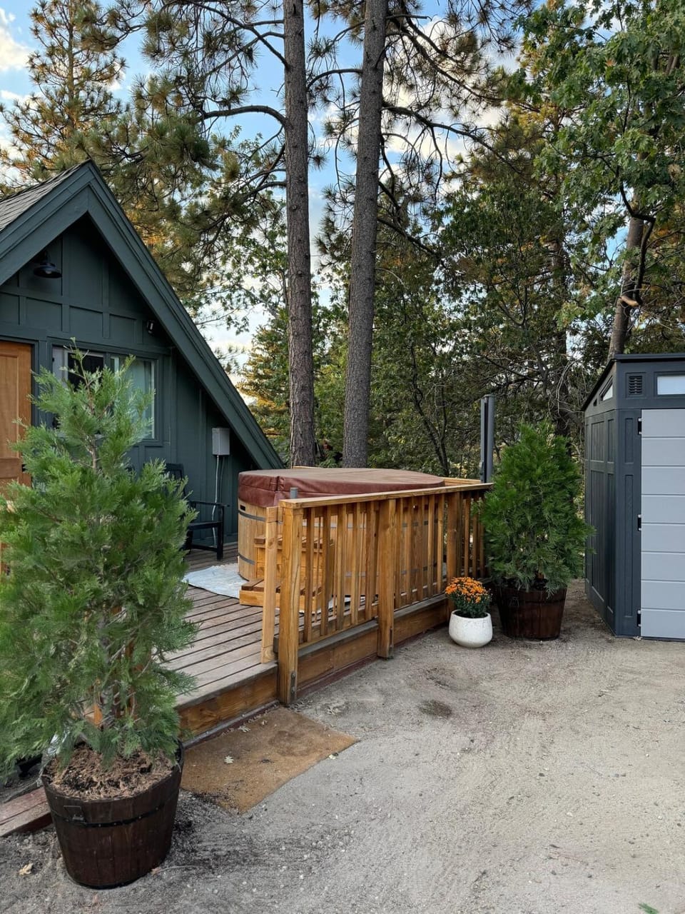 Cozy Renovated Cabin with Hot tub and EV & Amenities Cabin in Arrowbear Lake