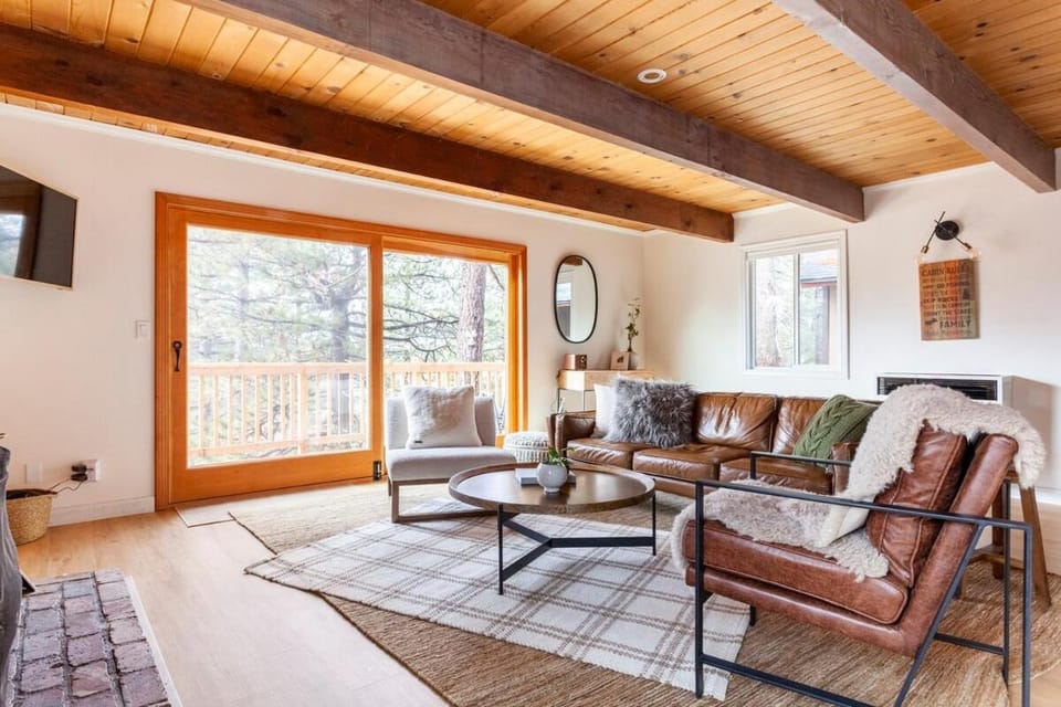 Cozy Renovated Cabin with Hot tub and EV & Amenities Cabin in Arrowbear Lake