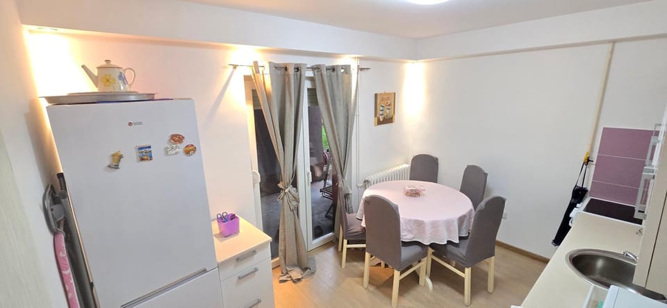 Dining area, kitchen