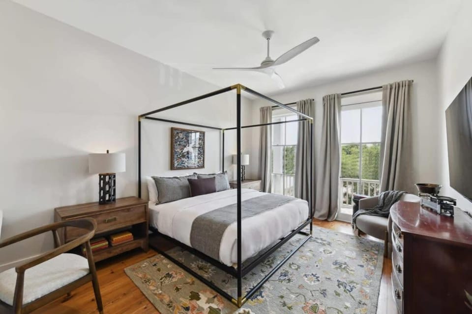 New Luxury Home Heated Pool & Spa House in Warehouse District